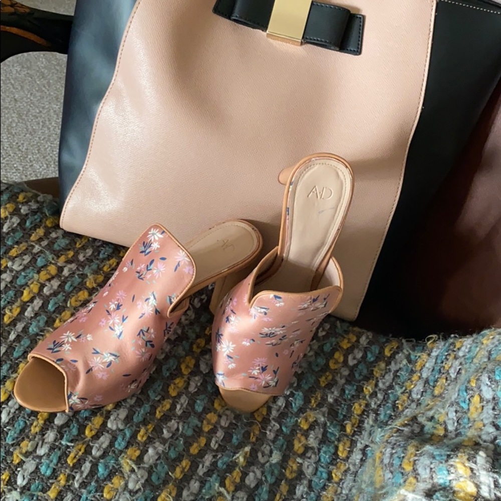 We love pretty mules! Floral print, By A.D🌺